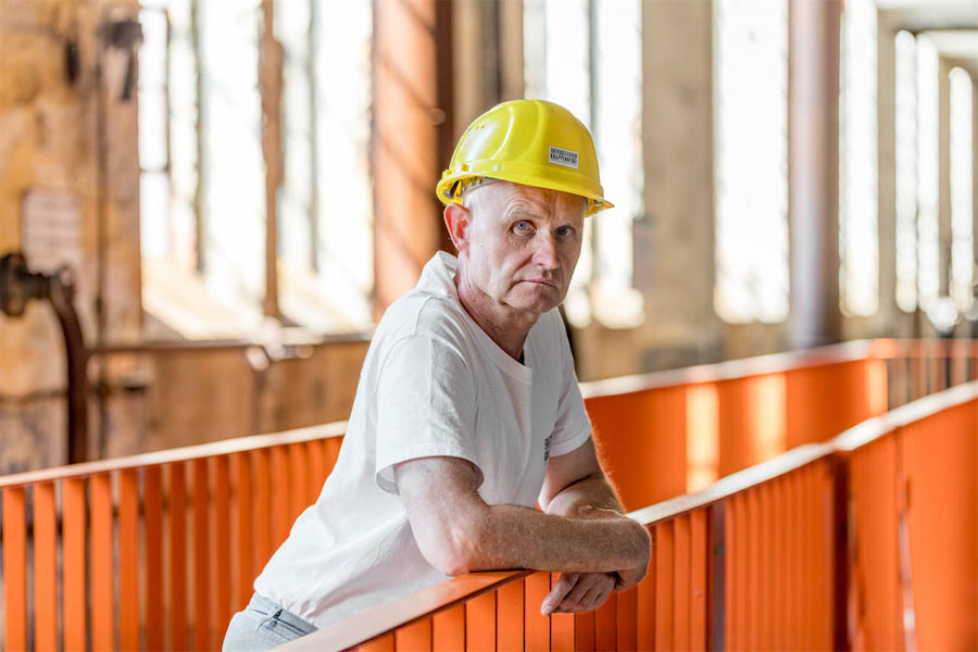 Mann mit gelben Schutzhelm