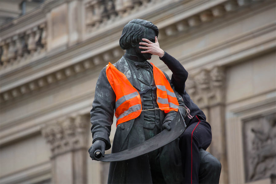 Denkmal Statue mit oranger Bauweste geschmückt